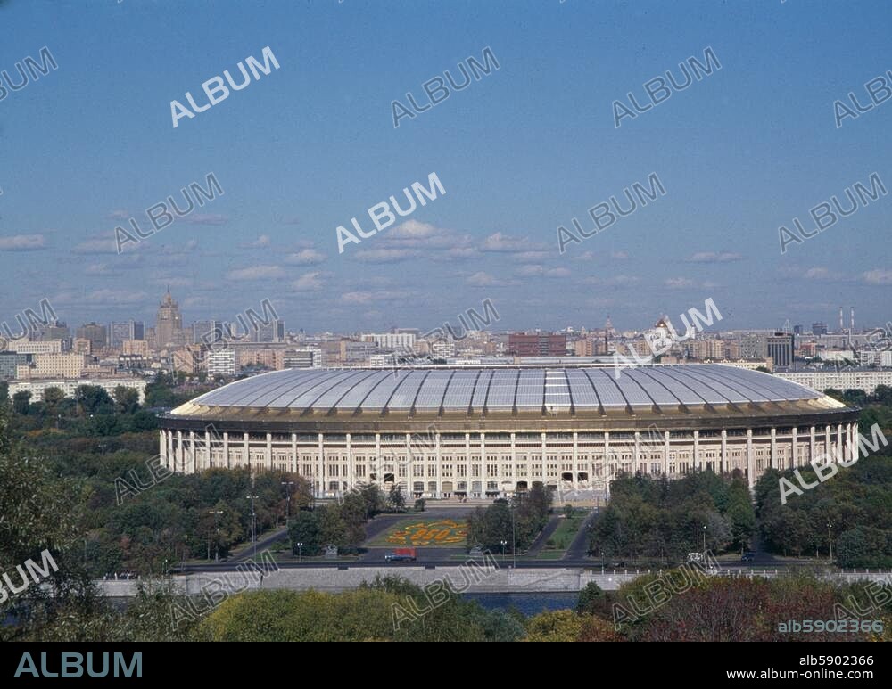 Moskau (Russland), Luschniki-Sportpark, Lenin-Zentralstadion. (erbaut 1955/56; Arch.: Alexander Wlassow u. Igor Roschin). Blick von den Lenin-Bergen auf das Lenin-Zentralstadion. Foto, undat., 1986/2002 (Yuri Maslyaev).
