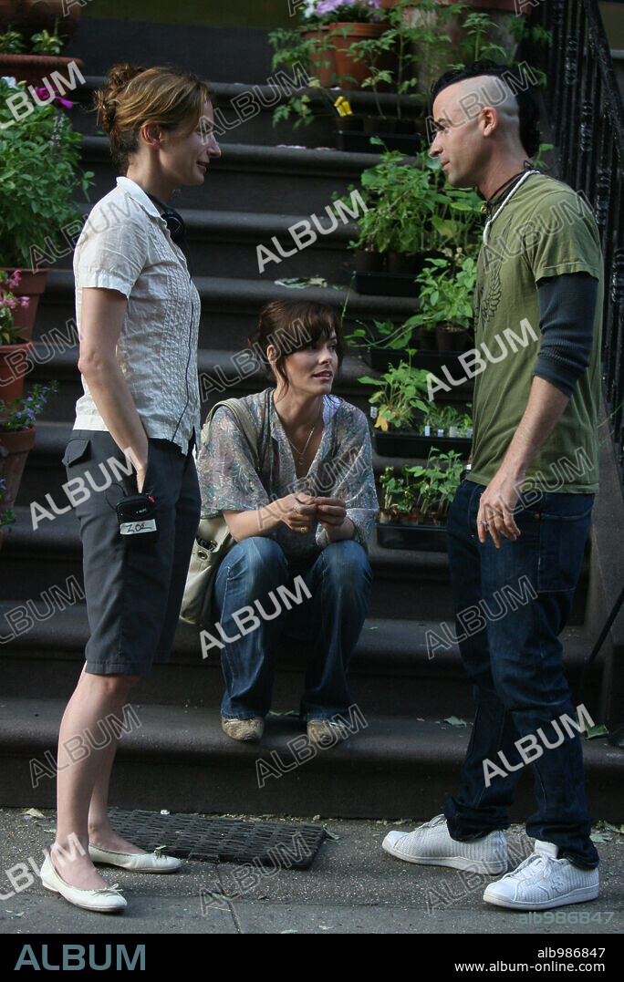 JUSTIN THEROUX, PARKER POSEY and ZOE CASSAVETES in BROKEN ENGLISH, 2007, directed by ZOE CASSAVETES. Copyright HDNET FILMS.
