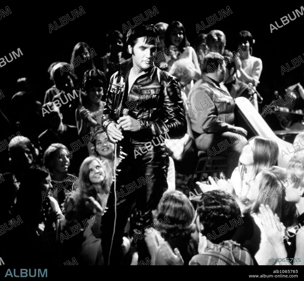 El cantante norteamericano Elvis Presley (1935-1977) actuando durante su "68 Comeback Special" en la cadena de televisión NBC en 1968.