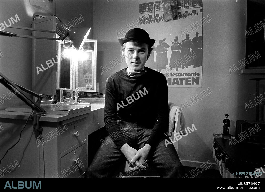 STOCKHOLM 1971-02-18.. Jonas Bergström, skådespelare, som bov i pjäsen Karlsson på taket, i sin loge på Dramaten. Foto: Bertil S-son Åberg / RiR / SVT / Kod: 5600. Reportage publ. i RiR 11/71 sid. 49 inför TV-programmet Den byxlöse äventyraren.. RiR 20086 sv/v neg.