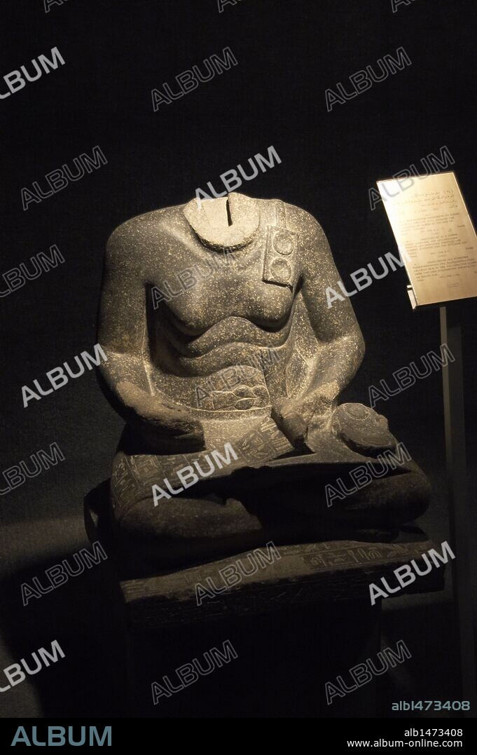 ARTE EGIPCIO. EGIPTO. MENTUHOTEP, visir del faraón Sesostris I. Pieza procedente del Templo de Amón (Karnak). DINASTIA XII. IMPERIO MEDIO. Museo de Luxor.