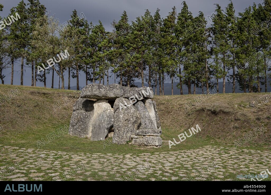 Dolmen de Aizkomendi, Neolítico ,Eguílaz, Álava , comunidad autónoma del País Vasco, Spain.