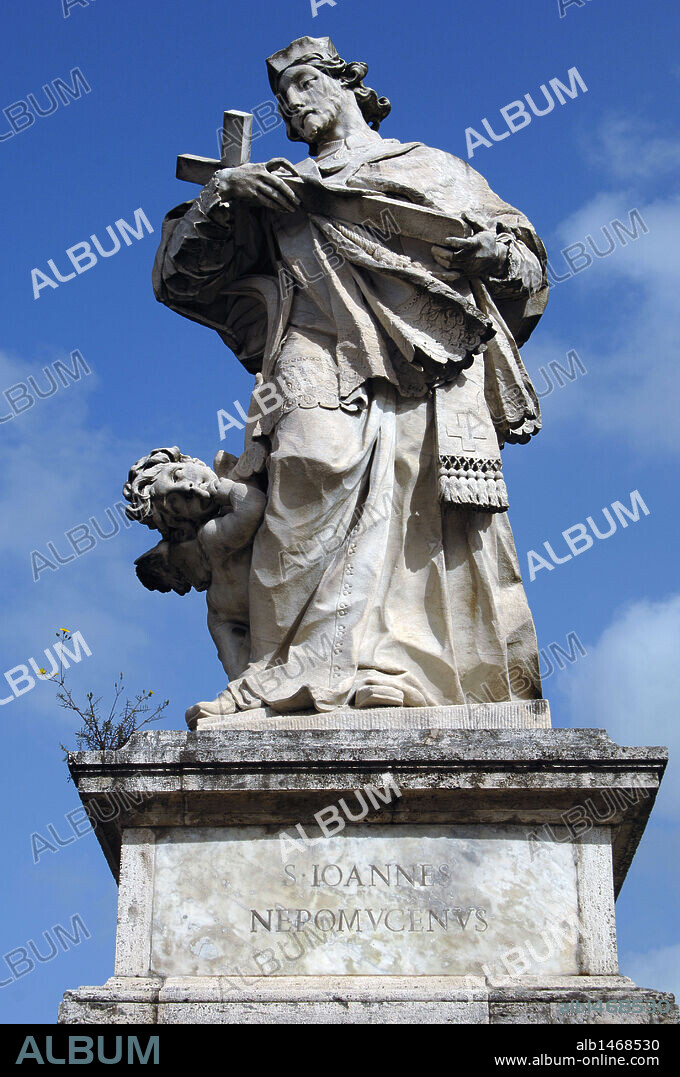 SAN JUAN NEPOMUCENO (siglo XIV). Vicario general de la archidiócesis de Praga. Santo patrón de Bohemia. ESTATUA DE JUAN NEPOMUCENO EN EL PUENTE MILVIO. ROMA. Italia.