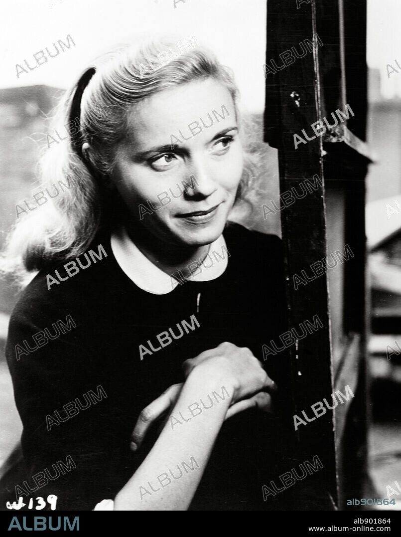 EVA MARIE SAINT in ON THE WATERFRONT, 1954, directed by ELIA KAZAN. Copyright COLUMBIA PICTURES.
