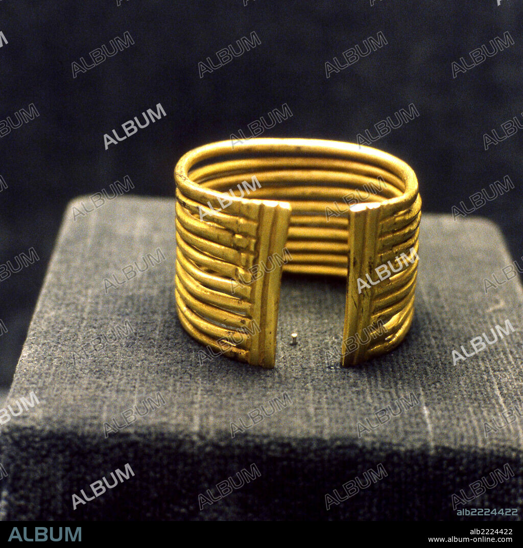 MUSEO ARQUEOLOGICO NACIONAL. El Brazalete de la Alcudia, es un brazalete de oro que data de entre los años 1200 a. C. - y 801 a. C., cuyo hallazgo se produjo en la sierra de la Alcudia.