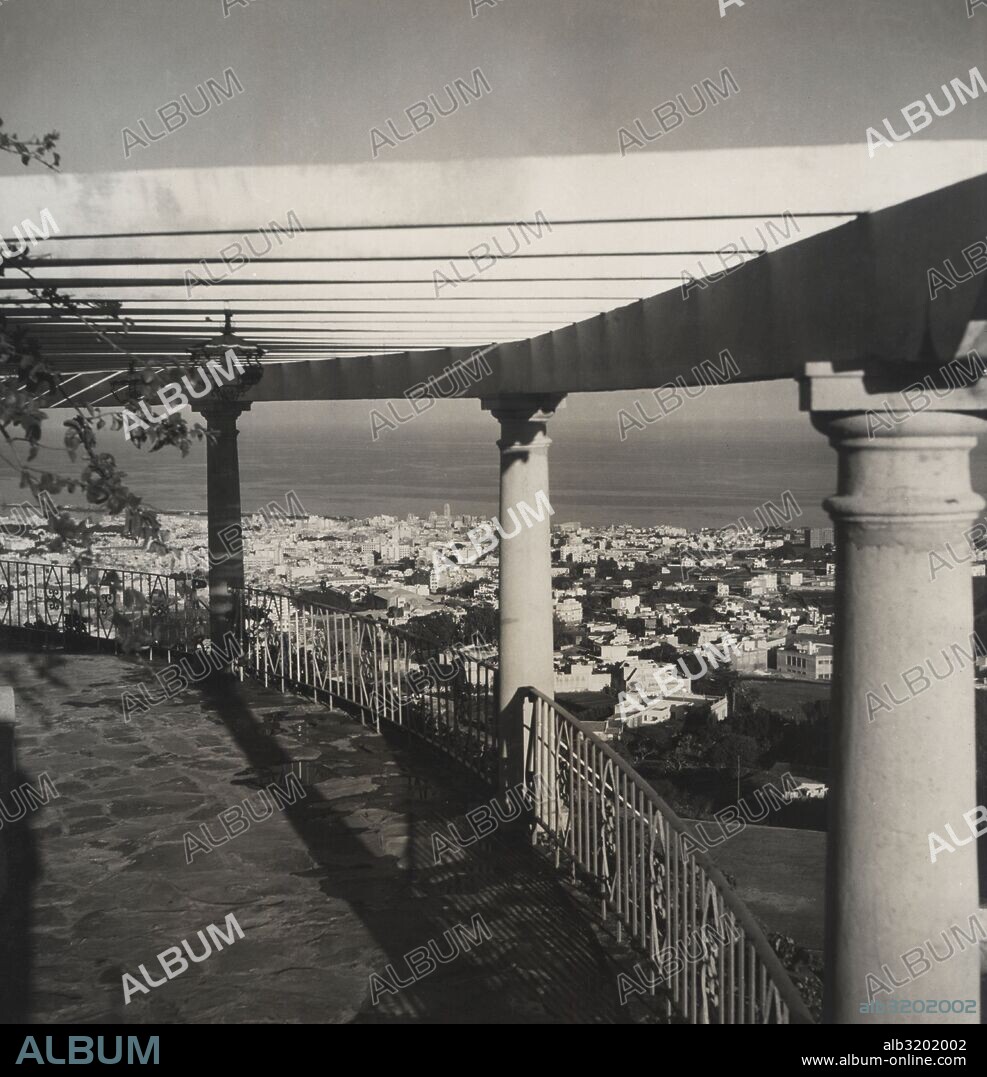 Islas Canarias. Tenerife. Vista de Santa Cruz desde la terraza del mirador Vistabella. Años 1950.