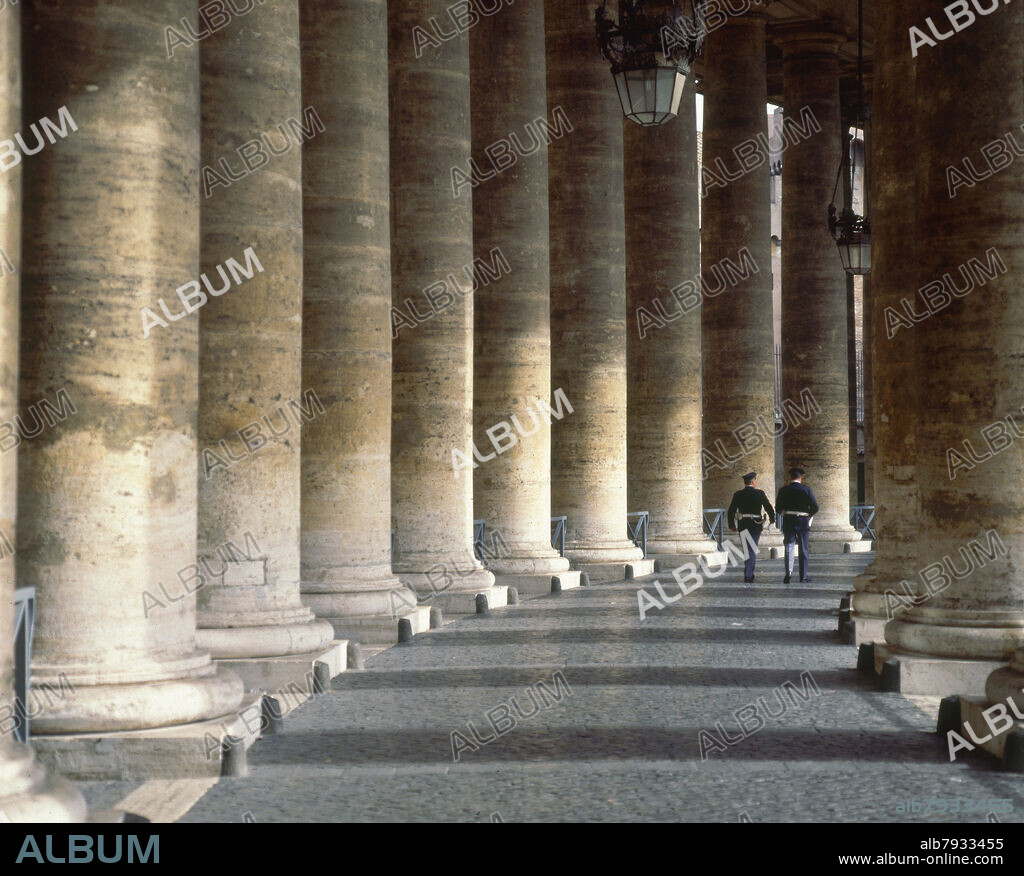 GIAN LORENZO BERNINI (1598-1680). PLAZA-PORTICO-PASO INTERIOR DE LA COLUMNATA-S XVII ARQUITECTURA - FOTO AÑOS 90.