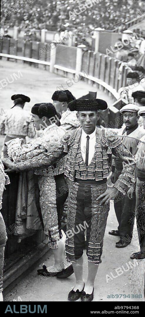 October 23, 1915. In the bullring of Madrid. The former bullfighter Cayetano Leal (Pepe-Hillo) (X), who has returned to wearing the suit of Lights to take part in the bullfight held yesterday for his benefit.