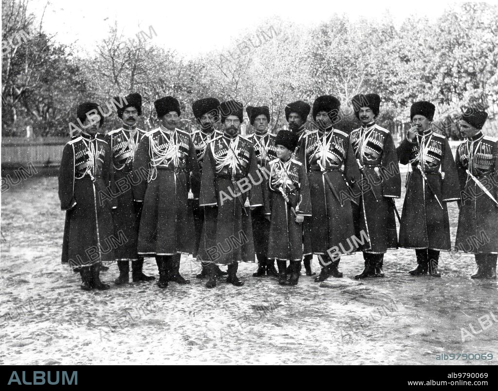 Noviembre 1915. El Emperador de Rusia y su Heredero. El zar Nicolás Ii (1) y su hijo el Zarewitch (2) en un grupo de Jefes y Oficiales Cosacos.