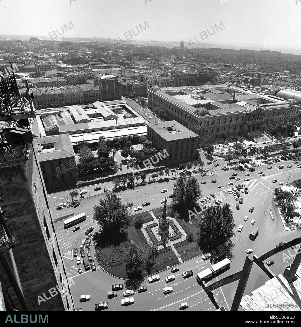 PLAZA DE COLON CON LA ANTIGUA REAL FABRICA DE LA MONEDA EL PALACIO DE MUSEOS Y EL BARRIO DE SALAMANCA - FOTO ByN - AÑOS 60.