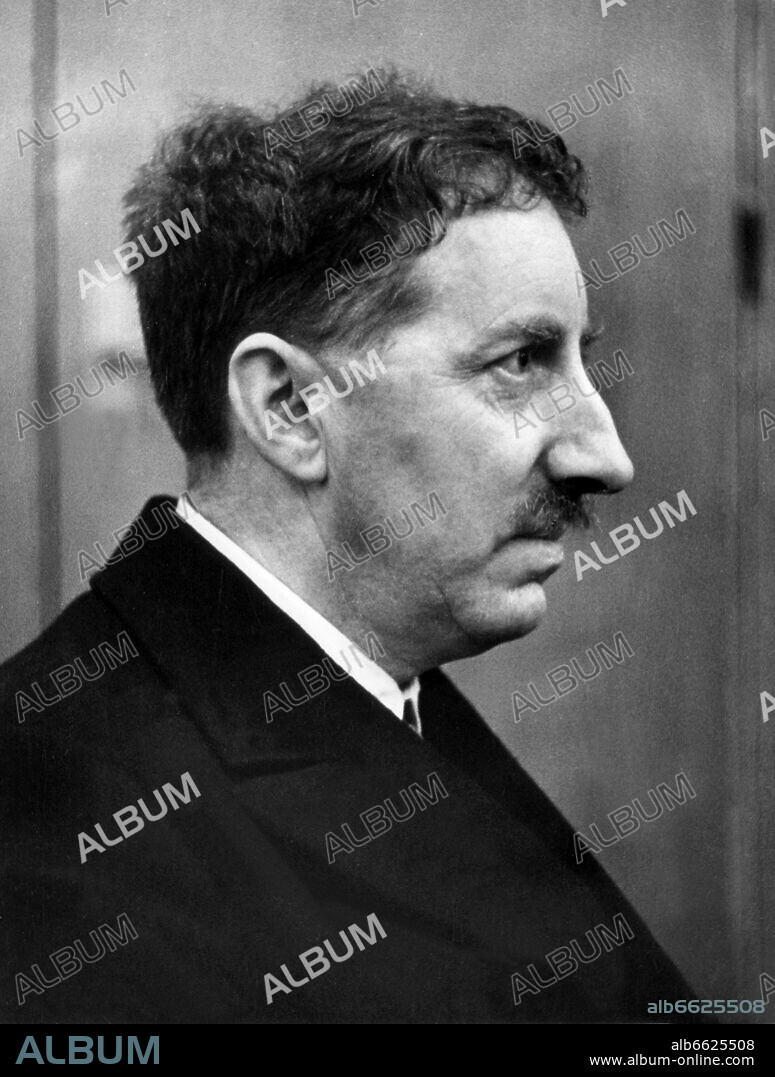 E M Forster, E. M. Forster und EDWARD MORGAN FORSTER. Undatiertes Porträt im Profil des englischen Schriftstellers Edward Morgan Forster. Der bedeutende Romancier gründete sein Werk auf Liberalismus, individualistischen Humanismus und moralistischen Tendenzen. Er stellte mit Ironie und Skepsis die Schwierigkeiten des menschlichen Zusammenlebens dar. Seine Werke: "Howards End" (1910), "Auf der Suche nach Indien" (1924), "Ansichten des Romans" (1927). Edward Morgan Forster wurde am 1. Januar 1879 in London geboren und starb am 7. Juni 1970 in Coventry. 30/11/1999