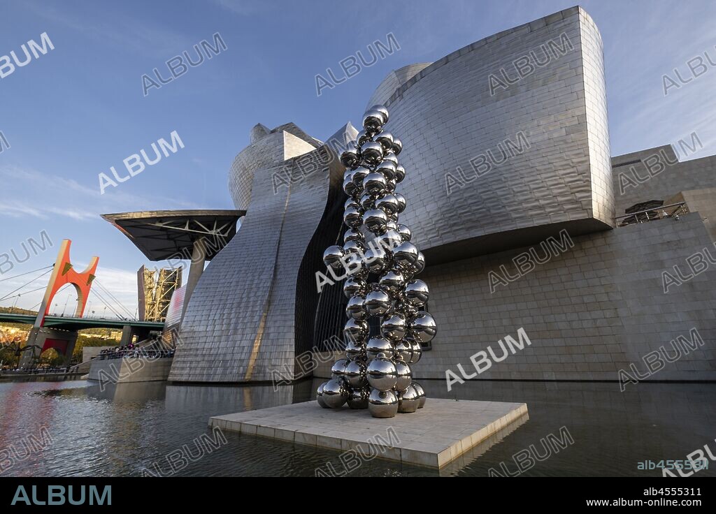 El gran árbol y el ojo, Instalación permanente de Anish Kapoor, Guggenheim Museum Bilbao, siglo XX, diseñado por Frank O. Gehry, Bilbao, Pais Vasco, Spain.