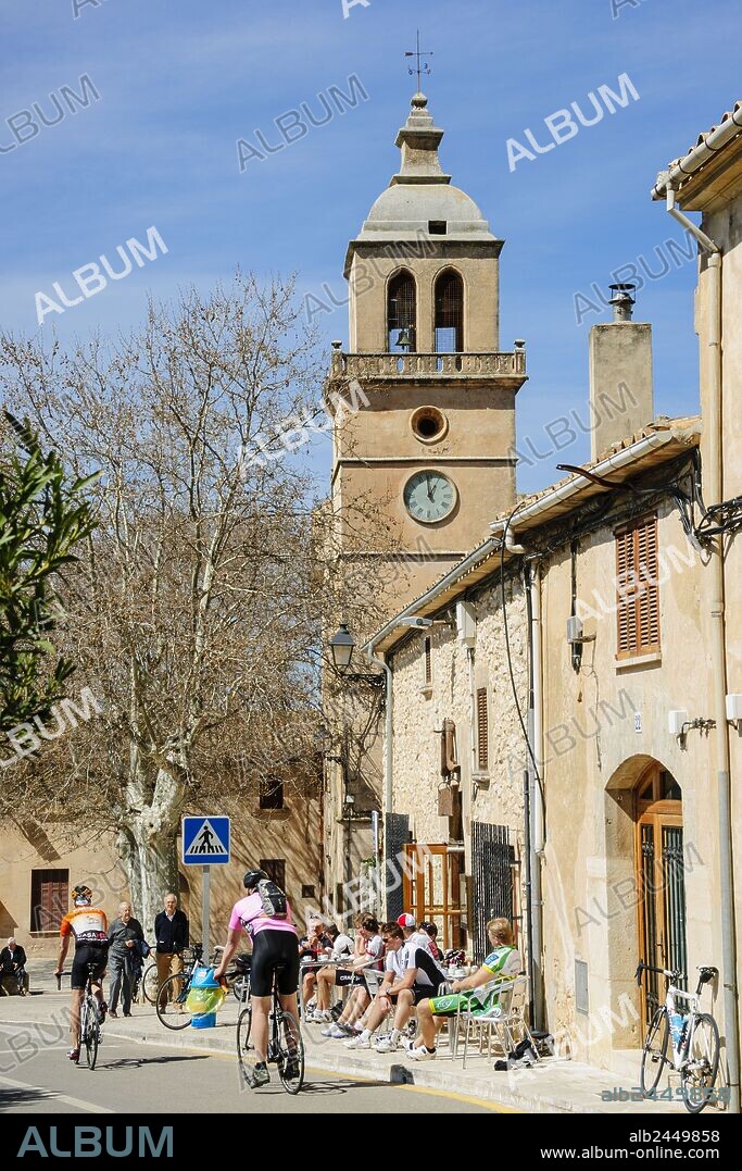 ciclistas cruzando el pueblo de Randa, algaida, mallorca, islas baleares, españa, europa.
