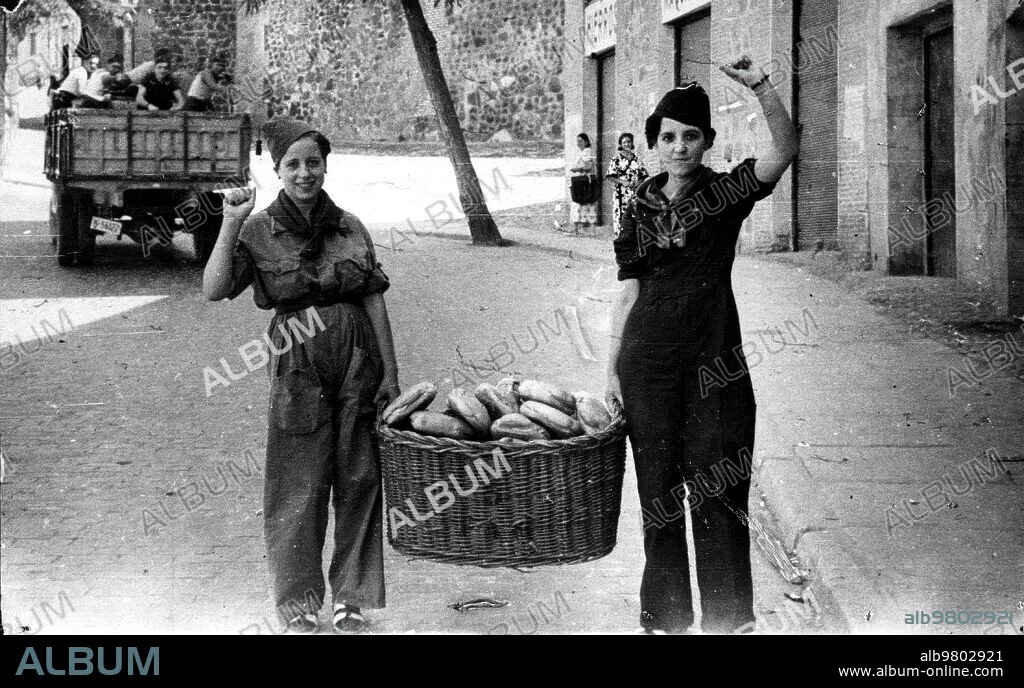 September 1936. Militias in charge of distributing bread to the troops guarding the prisoners of the Alcázar of Toledo.