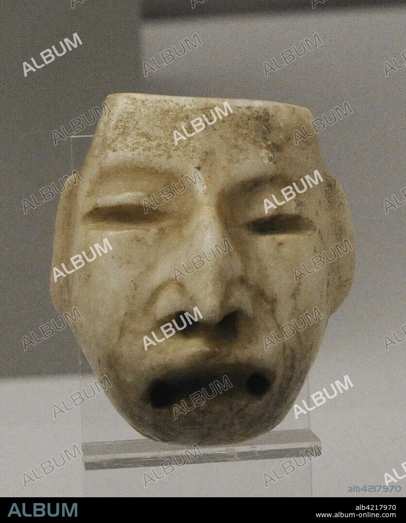 Mascarillla con rasgos humanos. Mármol blanco. Cultura Olmeca. Período Preclásico Medio (1200-400 a. C). México. Costa del Golfo. Museo de América. Madrid. España.