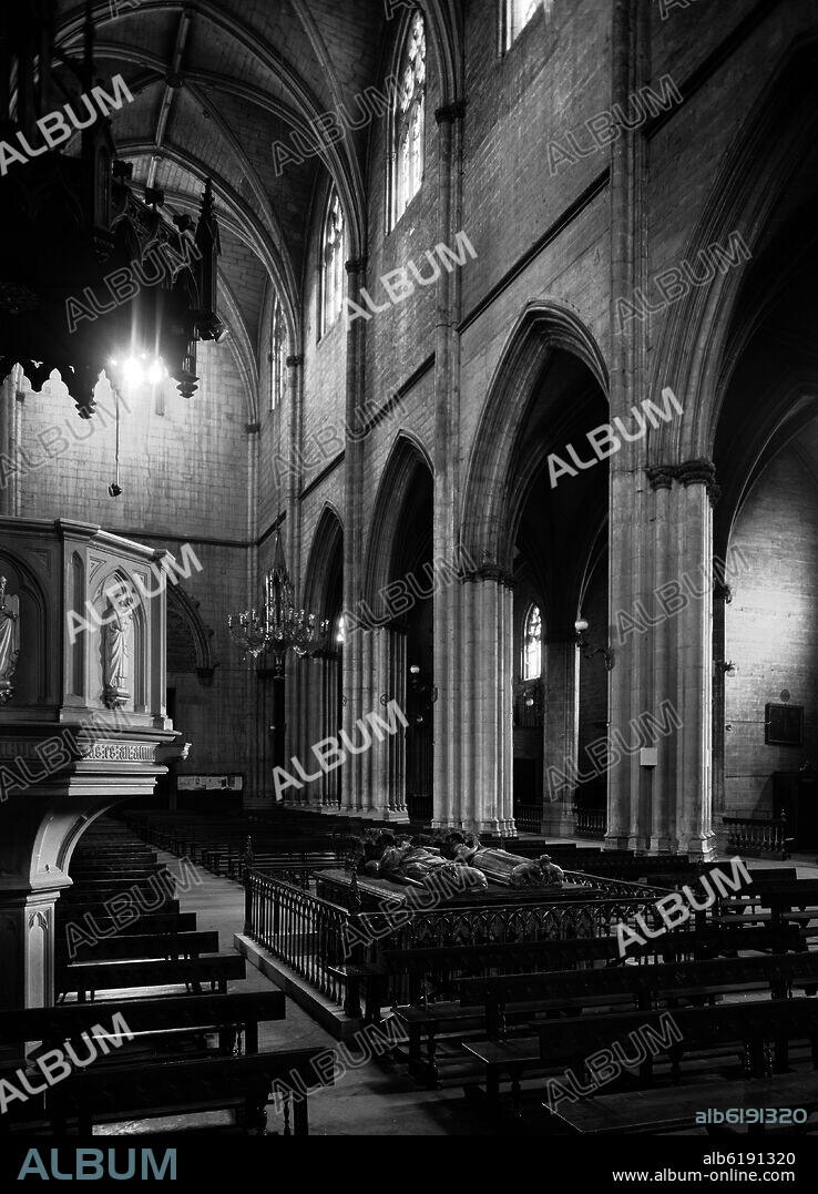 INTERIOR DE LA CATEDRAL DE PAMPLONA CON EL SEPULCRO DE CARLOS III DE NAVARRA Y DE SU ESPOSA LEONOR DE TRASTAMARA - FOTO EN BLANCO Y NEGRO - AÑOS 60.