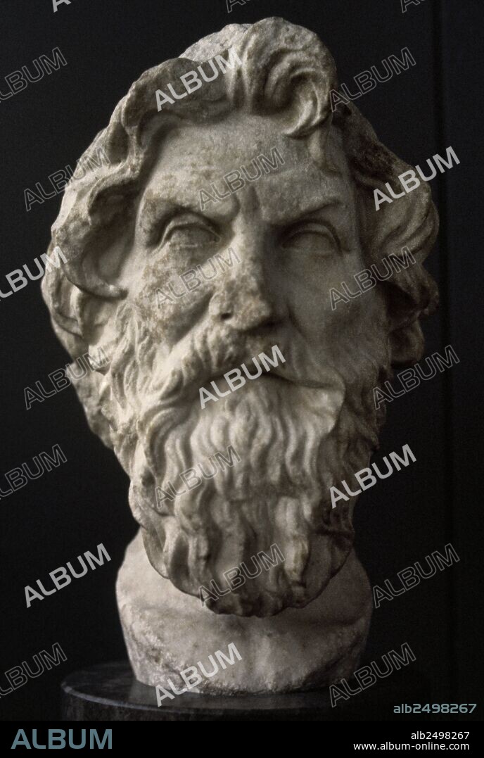 ANTISTENES (Atenas, 444-365 a. C.). Filósofo griego, fundador de la escuela cínica. Díscipulo de Sócrates, fundó una escuela en el santuario y gimnasio de Cynosarges. BUSTO DE ANTISTENES, copia romana fechada entre los siglos III-II a. C., hallada en la Vía Apia de Roma. Museo Británico. Londres. Inglaterra. Reino Unido.