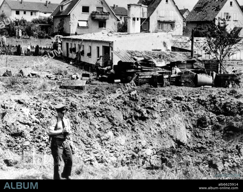 A starfighter of the Canadian air force has crashed just next to a housing estate in Rastatt on the 20th of July in 1967.
Surrounding houses were severely damaged, the pilot died on the way to hospital. Inhabitants of the housing estate did not suffer any damages. 20/07/1967