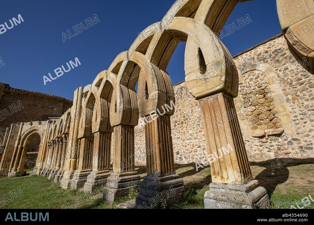 Arcos del claustro, Monasterio de San Juan de Duero, arquitectura románica castellana, siglo XII , Soria, Comunidad Autónoma de Castilla, Spain, Europe.