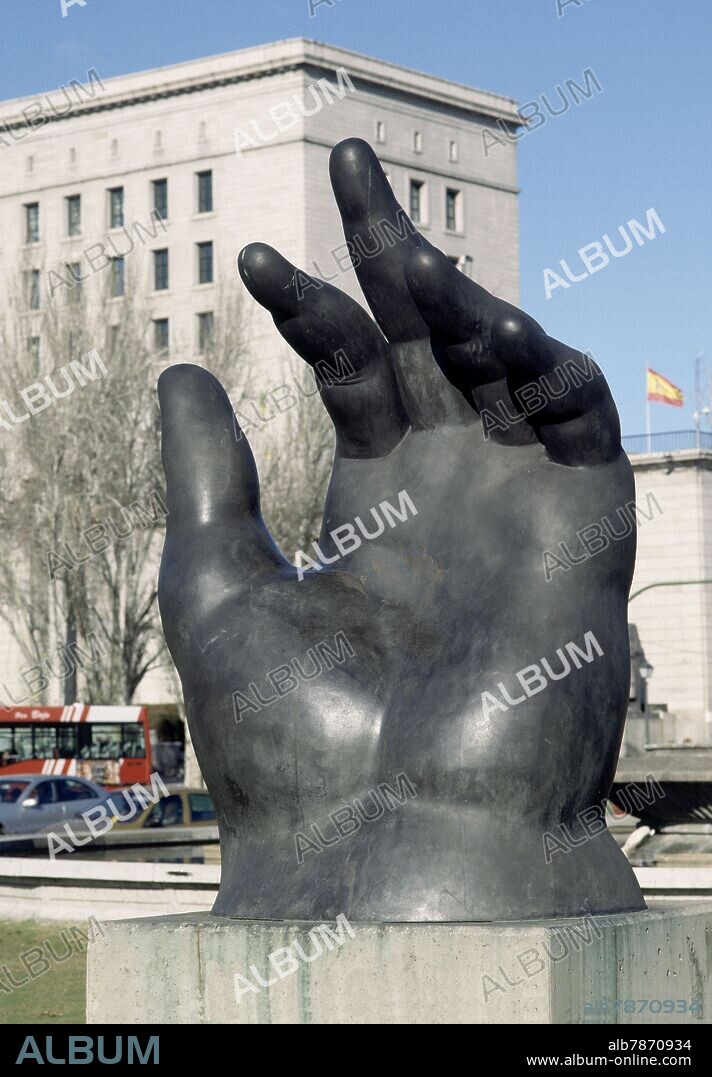 FERNANDO BOTERO. LA MANO - SIGLO XX - ESCULTURA EN BRONCE INSTALADA EN EL PASEO DE LA CASTELLANA.