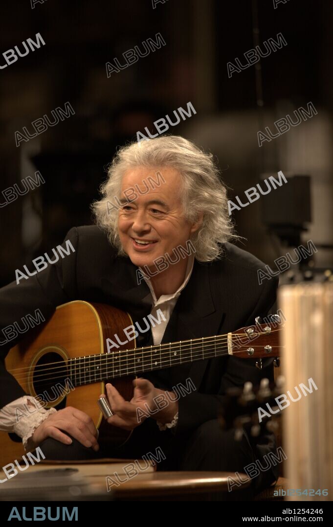 JIMMY PAGE en IT MIGHT GET LOUD, 2008, dirigida por DAVIS GUGGENHEIM. Copyright SONY PICTURES CLASSICS / TULL, ALBA.