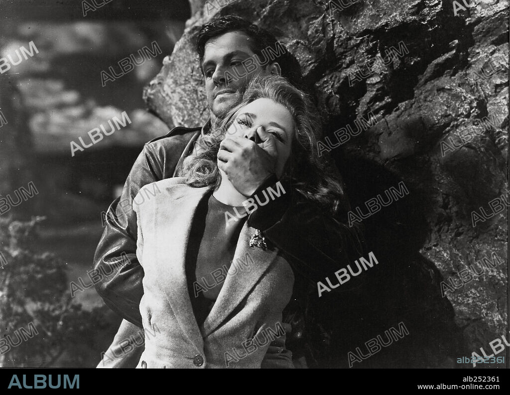 PRISCILLA LANE et ROBERT CUMMINGS dans SABOTEUR, 1942, réalisé par ALFRED HITCHCOCK. Copyright UNIVERSAL PICTURES.