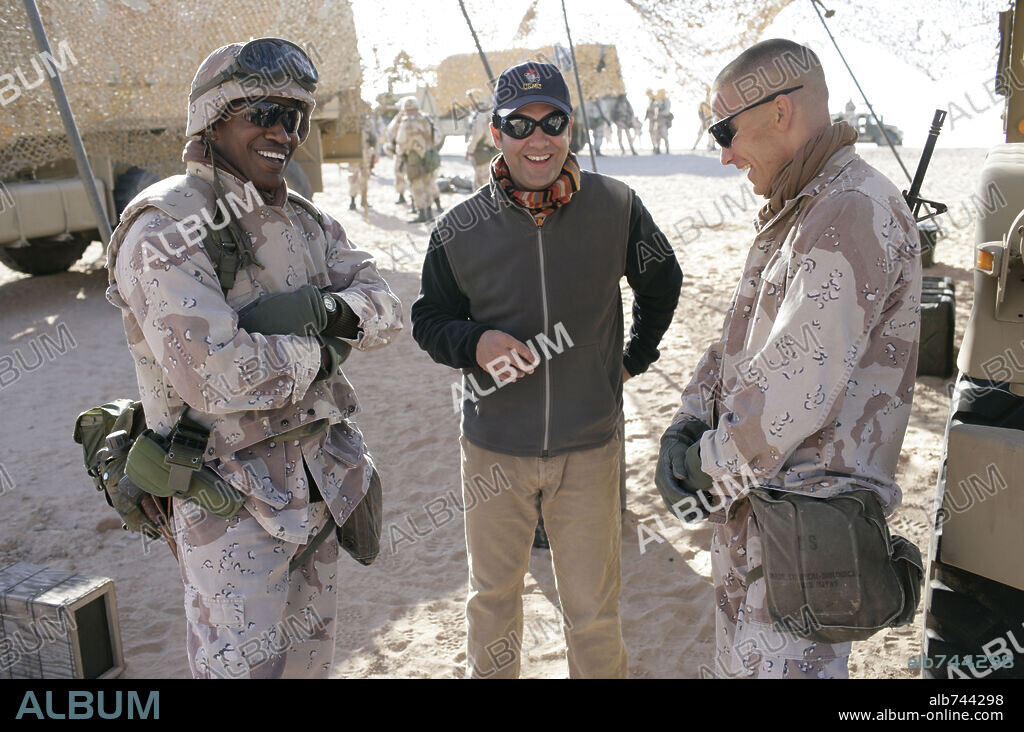 JAKE GYLLENHAAL, JAMIE FOXX and SAM MENDES in JARHEAD, 2005, directed by SAM MENDES. Copyright UNIVERSAL PICTURES / DUHAMEL, FRANÇOIS.