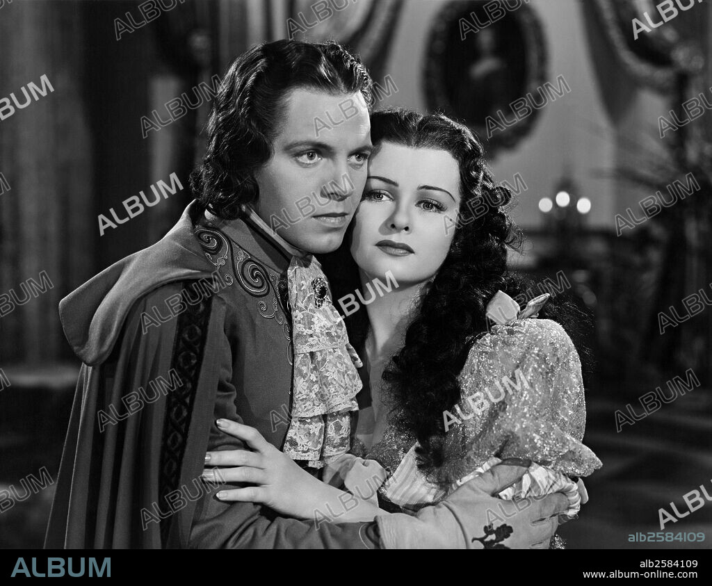 JOAN BENNETT y LOUIS HAYWARD en LA MASCARA DE HIERRO, 1939 (THE MAN IN THE IRON MASK), dirigida por JAMES WHALE. Copyright UNITED ARTISTS.