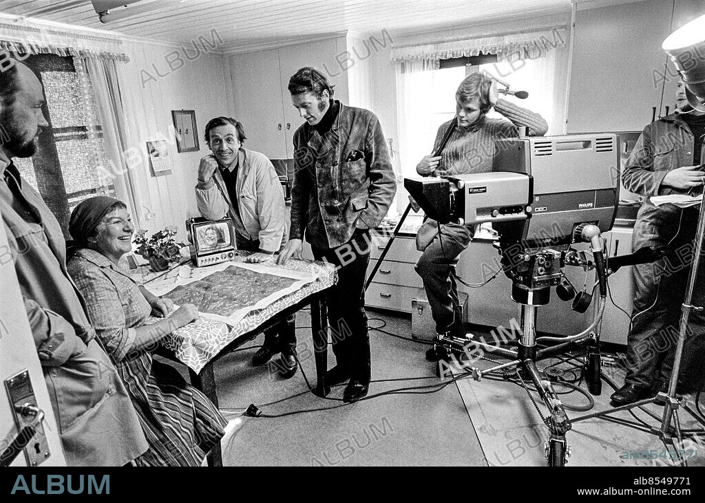 ÖDENÄS 1971-04.. Inspelning av HEM TILL BYN. TV-serie av Bengt Bratt i regi av Jackie Söderman.. Sänt första gången 1971-11-17.. Här ses från vänster skådespelaren Evert Lindkvist, som Tjänstemannen, skådespelerskan Märta Ternstedt, som Jenny Löfgren, regissören Jackie Söderman, dramatikern Bengt Bratt och okänd man.. Foto: Bo-Aje Mellin / RiR / SVT / Kod: 5600. Reportage publ. i RiR 22/71 sid. 10-12 och RiR 47/71 sid. 18-19.. RiR 20131 sv/v neg   . Handen i fickan Filmkameror.