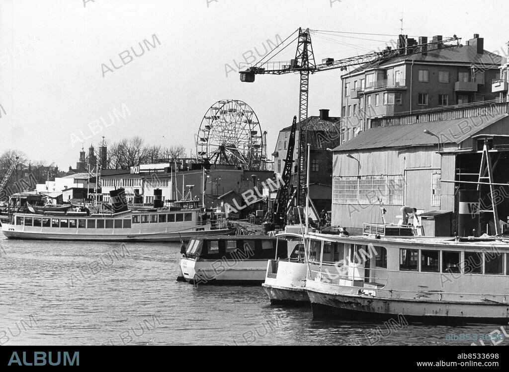 STOCKHOLM 1975-04-29. Fartyg vid kaj på Djurgården med Gröna Lund i bakgrunden . Foto: Olle Wester / Expressen / TT / Kod: 44. ** AFTONBLADET OUT **.