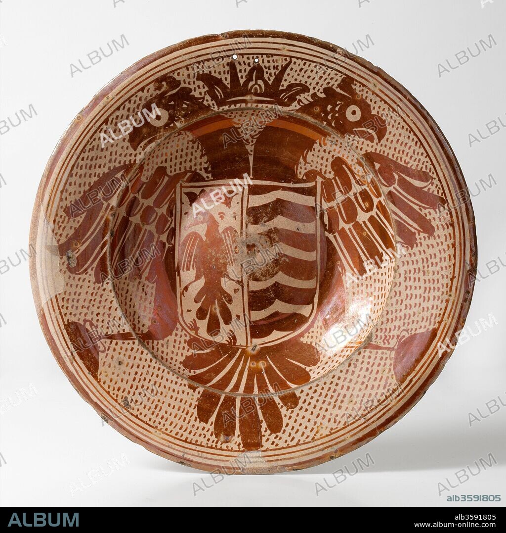 Plato, Siglo XVII, Cerámica (loza decorada con reflejos metálicos y escudo central dentro de águila bicéfala coronada, sobre fondo picado), de Barcelona, Diámetro: 34 cm.
