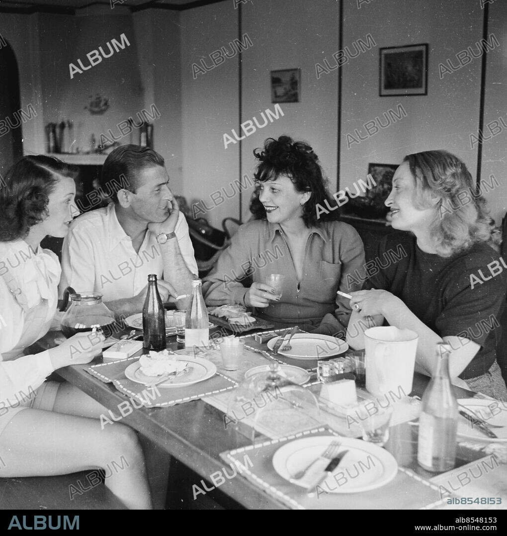 Göteborg juli 1947 Filmrulle. Lasse Dahlquist bjuder Karl Gerhard-ensemblen på lunch på sitt sommarställe på Brännö. *** Local Caption *** GP - maj1947_1650 - Foto: Frank Pettersson (Frank Setteskog). KAMERAREPORTAGE.