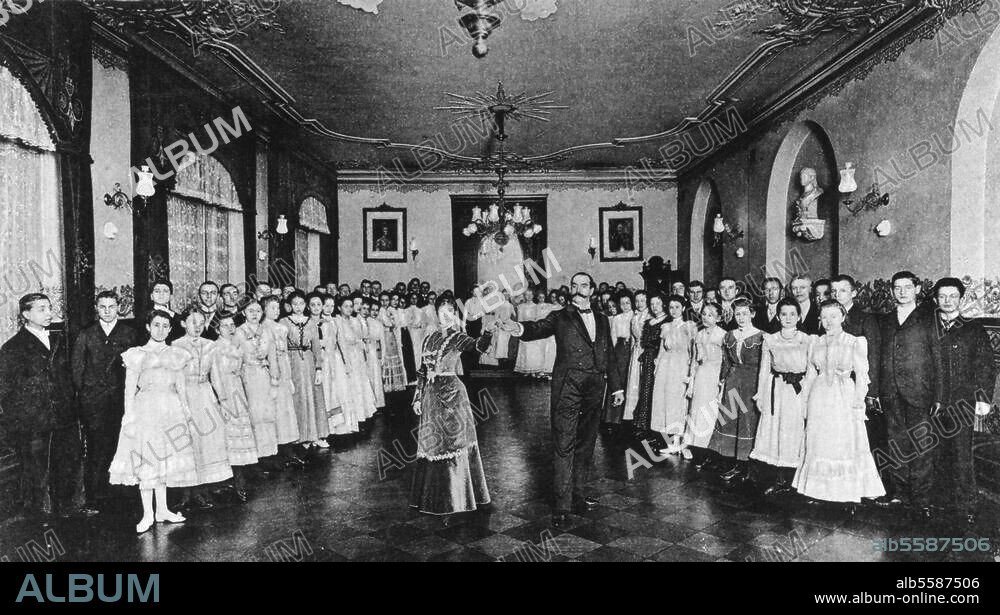 Musik / Gesellschaftstanz:. Tanzschule. Tanzschule Hegenscheidt (gegr. 1894 von Ferdinand Hegenscheidt in Berlin-Baumschulenweg, Köpenicker Landstr. 150): Tanzlehrer Ferdinand mit seiner Frau Elfriede und einer Gruppe von Schülern. Foto, um 1900. Sammlung Tanzschule Hegenscheidt.
