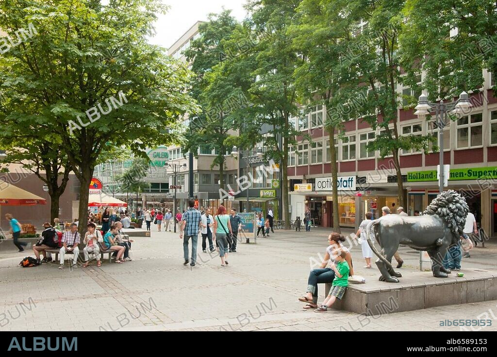 Deutschland, Nordrhein-Westfalen, Wuppertal-Elberfeld, Willy-Brandt-Platz, Skulptur (Eisenguss) des Bergischen Löwen, des Wahrzeichens Elberfelds, nach einem Entwurf des Bildhauers Christian Daniel Ra.