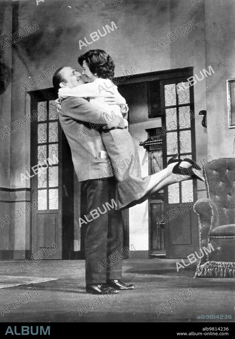 1950. Antonio Buero Vallejo con su esposa, Victoria Rodríguez, sobre un escenario.