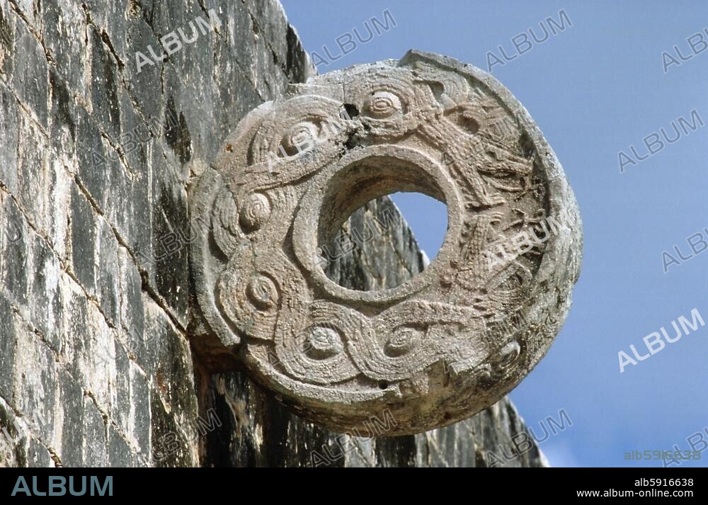 Chichén-Itzá, Ballspielplatz (erbaut zwischen dem 10. und 12. Jh., postklassische Periode der Maya unter der Herrschaft der Tolteken). Zielring mit der Reliefdarstellung der >gefiederten Schlange< (Kukulkán, Quetzalcoatl). Halbinsel Yucatán (Mexiko, Yucatán). Chichen-Itza, Yucatan, Mexiko.