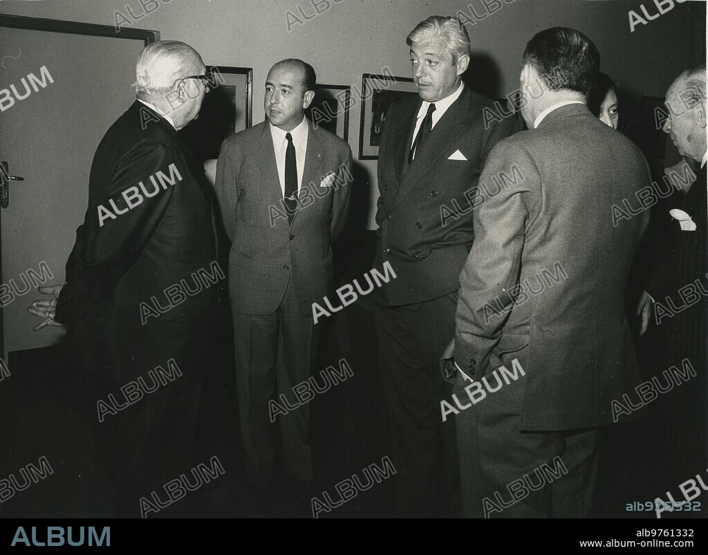Madrid, mayo de 1970. El ministro de Trabajo, don Licinio de la Fuente, durante su visita a Prensa Española para imponer la medalla del Trabajo a los funcionarios jubilados de nuestra empresa don Eleuterio Santamera Abad y don Manuel Trillo Figueroa.