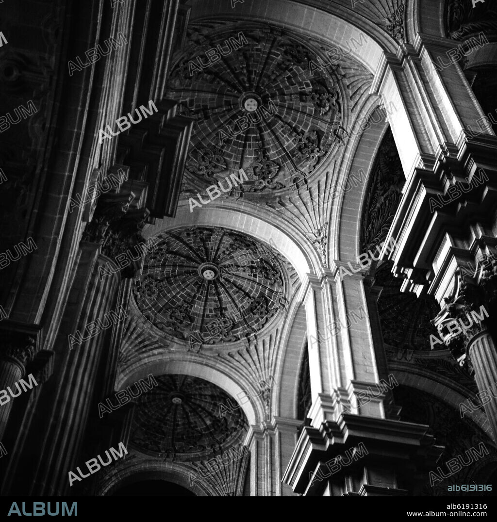 BOVEDAS DE LA CATEDRAL DE MALAGA - FOTOGRAFIA EN BLANCO Y NEGRO - AÑOS 60.