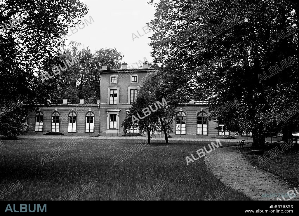 ARKIV 1930 . Haga slott. Här växte hagaprinsessorna och lillprinsen, nuvarande kung Carl XVI Gustaf, upp tillsammans med mamma, prinsessan Sibylla. Slottet som också kallas Drottningens paviljong uppfördes under Gustav IV Adolfs regering 1792-1809 efter ritningar av arkitekt C.C Gjörwell. I närheten av slottet ligger Gustaf III:s paviljong byggd 1787.. Foto: TT / Kod 1900.