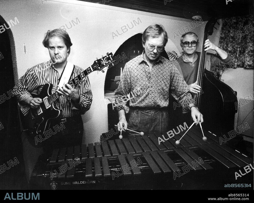 Göteborg 1988-01-02. Ulf Wakenius, svensk jazzgitarrist - Sune Waldehorn hanterar vibrafonen och Olav Wernersen på gitarr bildar en trio *** Local Caption *** GP Foto: Jarl Ahlström. KAMERAREPORTAGE.