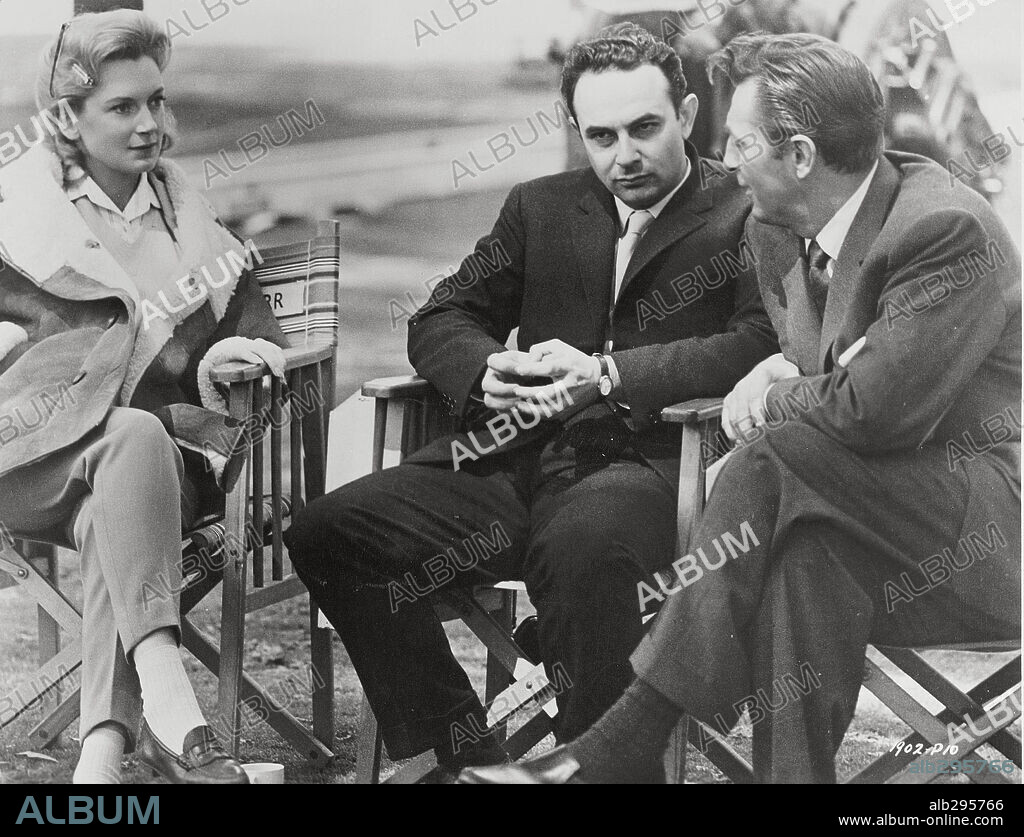 DEBORAH KERR, ROBERT MITCHUM and STANLEY DONEN in THE GRASS IS GREENER, 1960, directed by STANLEY DONEN. Copyright UNIVERSAL PICTURES.
