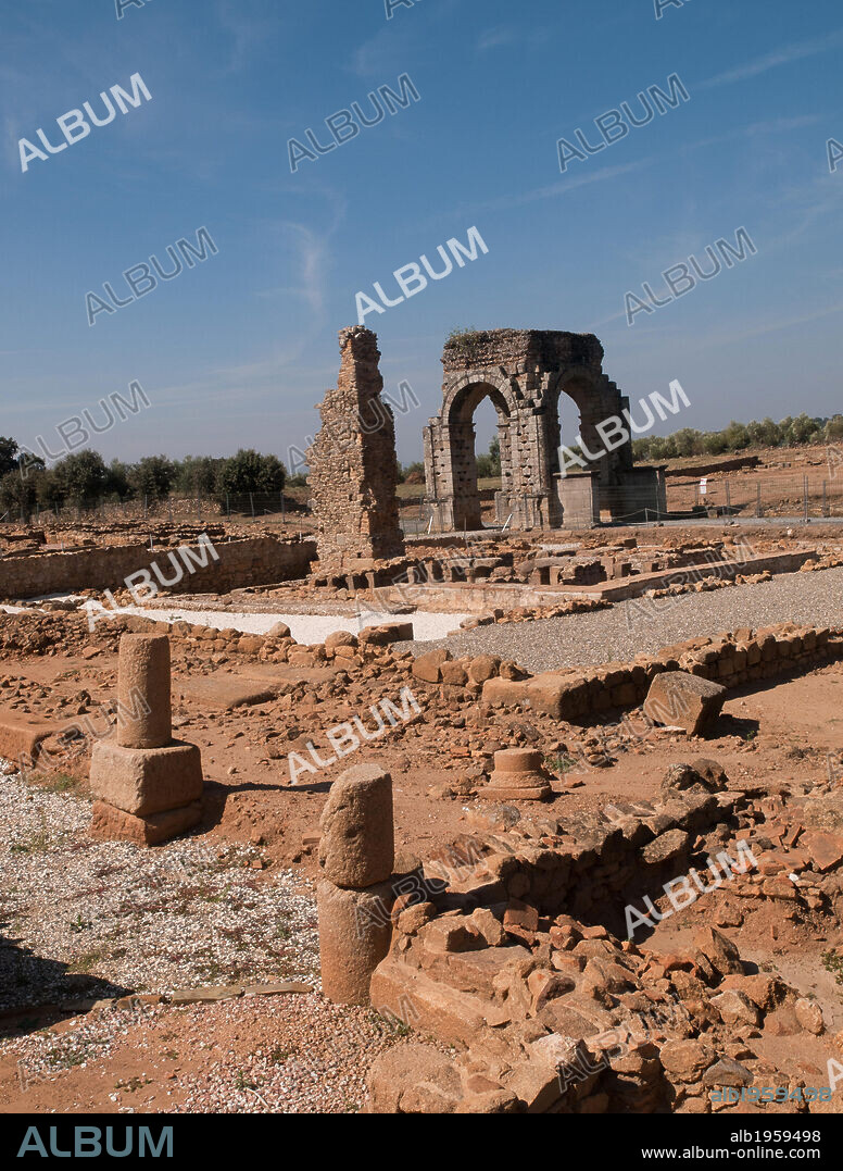ARTE ROMANO. ESPAÑA. Yacimiento arqueológico de CAPARRA. Antigua ciudad de época prerromana. Situada en la antigua provincia romana de Lusitania. Atravesada por la calzada romana llamada Vía de la Plata. Restos de época romana. Destaca el pórtico cuadrifronte que daba entrada al foro. Provincia de Cáceres. Extremadura.