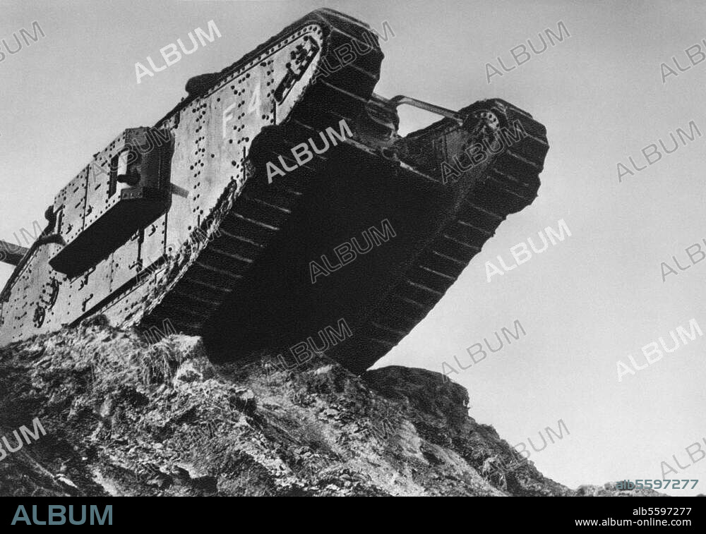 1. Weltkrieg 1914/18 / Westfront:. Tankschlacht bei Cambrai 20.-29. November 1917. (Angriff der engl. 3. Armee auf die dt. Siegfriedstellung). Englischer Tank auf dem Vormarsch. Foto.