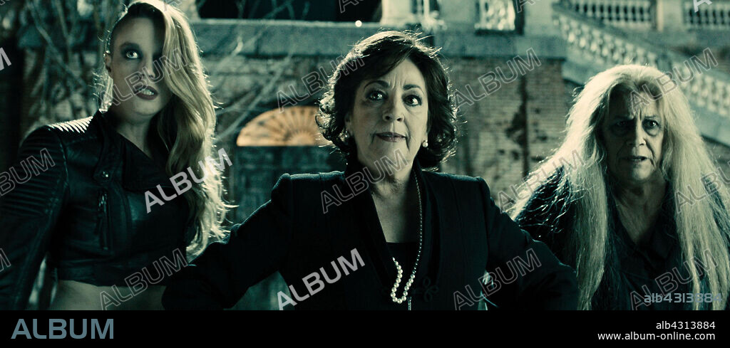 CARMEN MAURA, CAROLINA BANG y TERELE PAVEZ en LAS BRUJAS DE ZUGARRAMURDI, 2013, dirigida por ALEX DE LA IGLESIA. Copyright ENRIQUE CEREZO PRODUCCIONES.