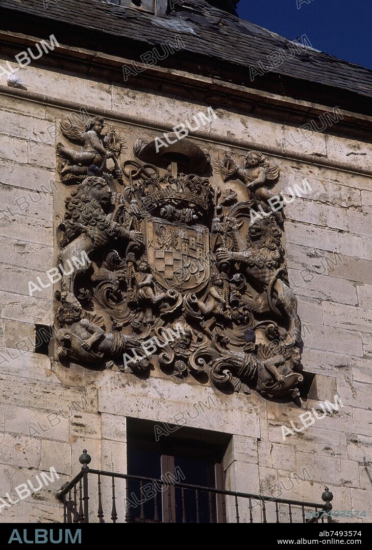 ESCUDO EN RELIEVE EN EL TORREON.