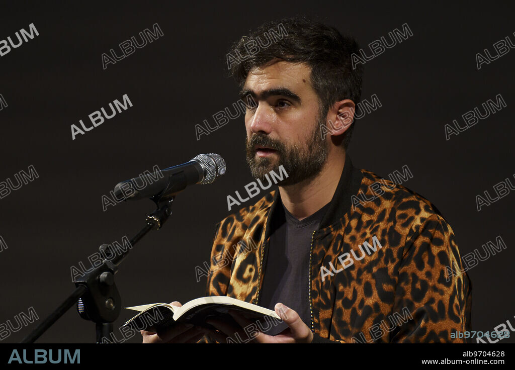 Hedoi Etxarte, poetry recital, Versud Poètica festival, Santanyí, Majorca, Balearic Islands, Spain.