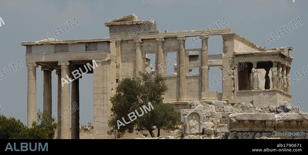 ARTE GRIEGO. S. V A. C. GRECIA. TEMPLO DE ATENEA POLIADA o ERECTEION. Templo jónico de planta irregular, reconstruido por Mnesicles en el 421 a. C. Vista lateral. Al fondo destaca la Tribuna de las Cariátides, galería añadida al templo en el 400 a. C. ACROPOLIS DE ATENAS.