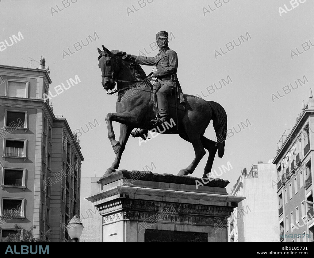 ANDREU ALEU I TEIXIDOR (1829-1900). ESTATUA ECUESTRE DEL MARQUES DEL DUERO EN LA PLAZA DEL DOCTOR MARAÑON - 1887 - FOTOGRAFIA EN BLANCO Y NEGRO - AÑOS 50 -.