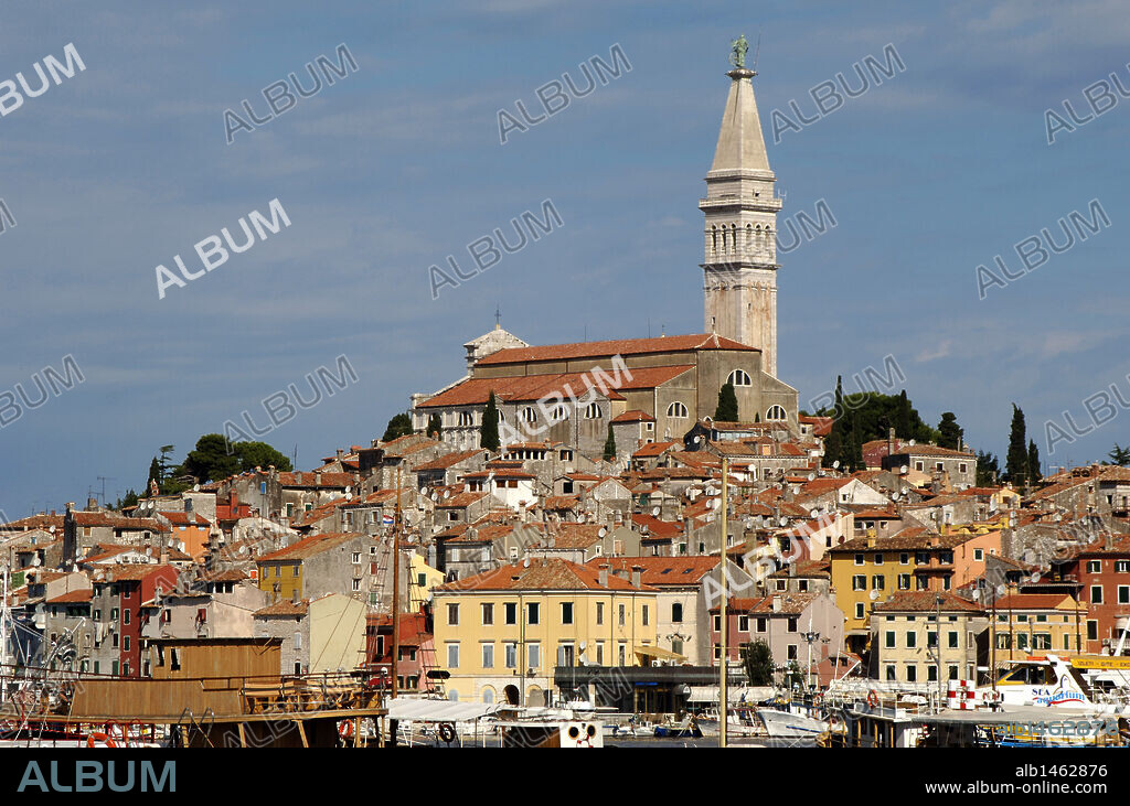 CROACIA. ROVINJ. Panorámica de la ciudad en la que destaca la IGLESIA DE SANTA EUFEMIA. Península de Istria.