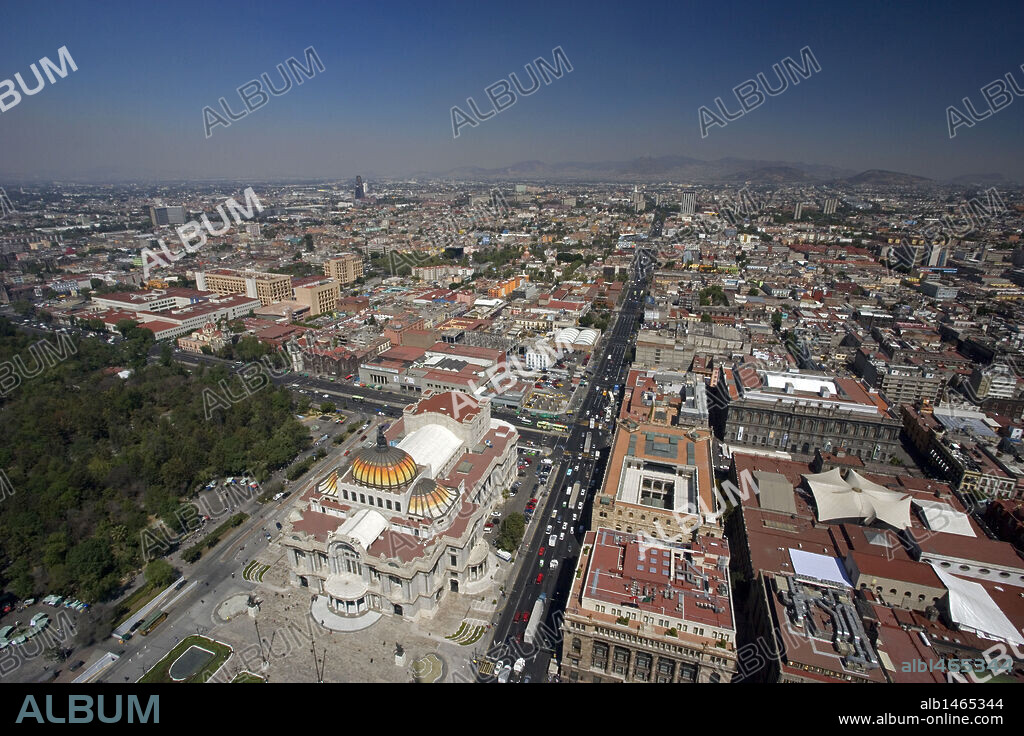 MEXICO. MEXICO D. F. Vista aérea del centro histórico de la ciudad, declarado Patrimonio de la Humanidad por la UNESCO, con el PALACIO DE BELLAS ARTES, iniciado en 1904 por Adamo BOARI y finalizado en 1934 por Federico MARISCAL, en primer término.